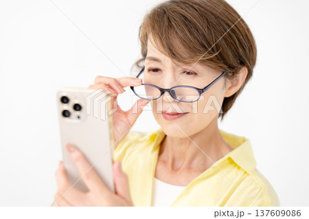 老眼　女性　スマホ 137609086