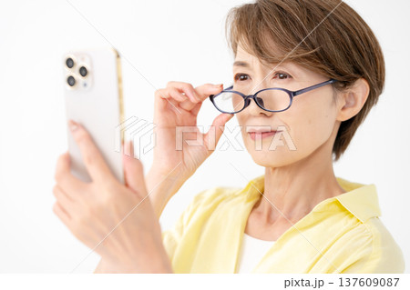 老眼　女性　スマホ 137609087