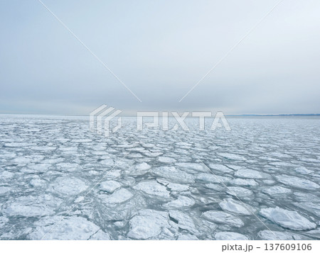 オホーツク海の海と流氷(紋別) オホーツク海の海と流氷(紋別) 137609106
