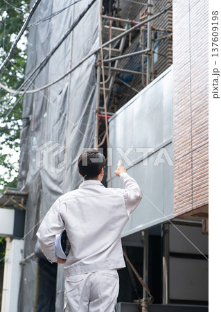 作業服の男性　屋外　足場 137609198