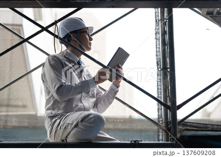 作業服の男性　屋外　足場 137609208