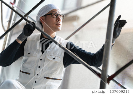 作業着の男性 足場 ニッカポッカ 作業着の男性 足場 ニッカポッカ 137609215