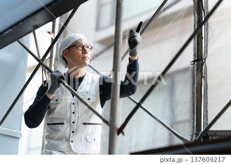 作業着の男性 足場 ニッカポッカ 作業着の男性 足場 ニッカポッカ 137609217