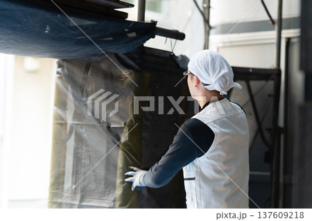 作業着の男性 足場 ニッカポッカ 作業着の男性 足場 ニッカポッカ 137609218