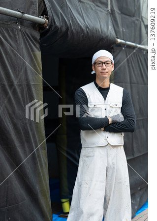 作業着の男性 ニッカポッカ ポートレート 作業着の男性 ニッカポッカ ポートレート 137609219