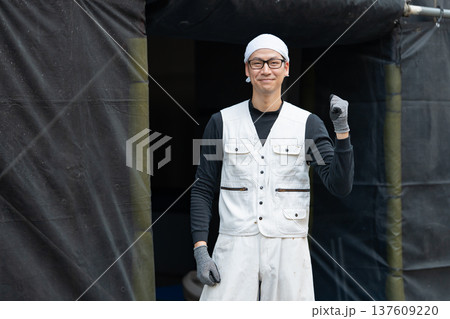 作業着の男性 ニッカポッカ ガッツポーズ 作業着の男性 ニッカポッカ ガッツポーズ 137609220