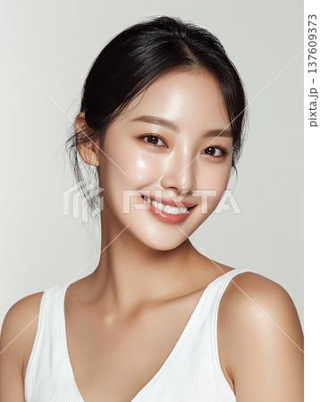 歯並びの美しい笑顔が印象的な女性（ホワイトニング・矯正） 137609373