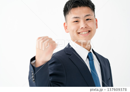若い男性 ビジネス ガッツポーズ 若い男性 ビジネス ガッツポーズ 137609378