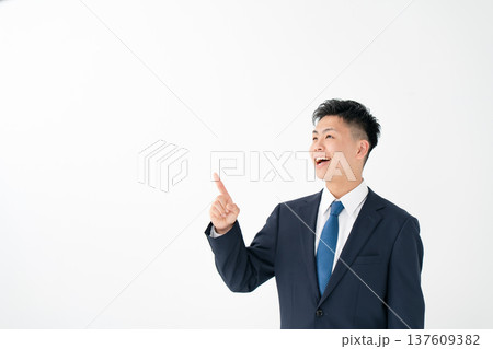 若い男性　ビジネス　指差し 137609382