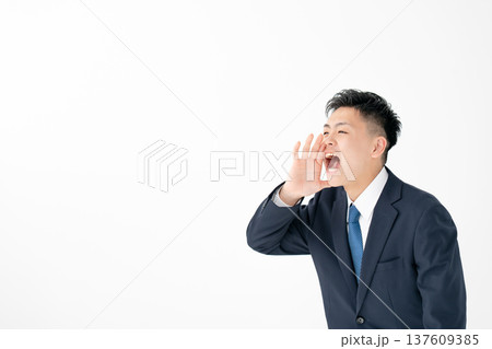 若い男性　ビジネス　叫ぶ 137609385