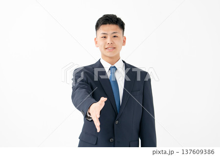 若い男性　ビジネス　握手 137609386