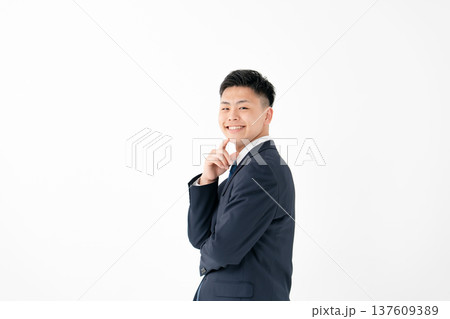 若い男性 ビジネス 横顔 若い男性 ビジネス 横顔 137609389