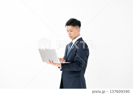 若い男性 ビジネス パソコン 若い男性 ビジネス パソコン 137609390