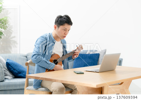 ウクレレを弾く男性 137609394