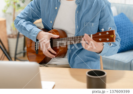ウクレレを弾く男性 手元 ウクレレを弾く男性 手元 137609399