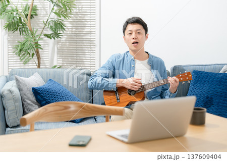 ウクレレを弾く男性 ウクレレを弾く男性 137609404