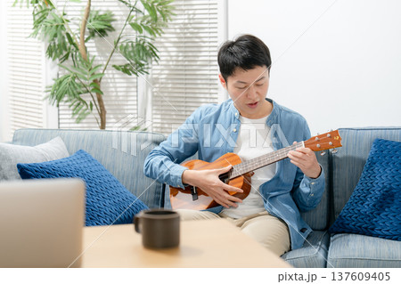 ウクレレを弾く男性 137609405