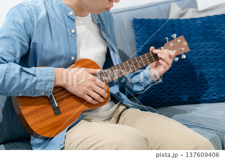 ウクレレを弾く男性　手元 137609406