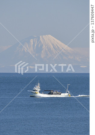 早春の北海道八雲町で噴火湾を行き来する漁船と羊蹄山の風景を撮影 137609447