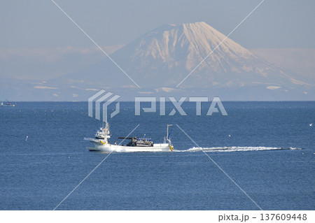 早春の北海道八雲町で噴火湾を行き来する漁船と羊蹄山の風景を撮影 137609448