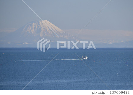 早春の北海道八雲町で噴火湾を行き来する漁船と羊蹄山の風景を撮影 137609452