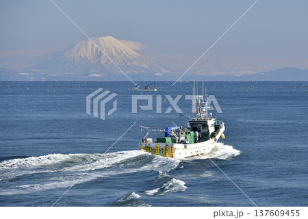 早春の北海道八雲町で噴火湾を行き来する漁船と羊蹄山の風景を撮影 早春の北海道八雲町で噴火湾を行き来する漁船と羊蹄山の風景を撮影 137609455