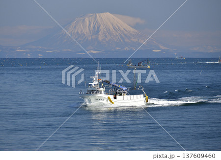 早春の北海道八雲町で噴火湾を行き来する漁船と羊蹄山の風景を撮影 137609460
