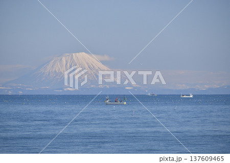 早春の北海道八雲町で噴火湾を行き来する漁船と羊蹄山の風景を撮影 早春の北海道八雲町で噴火湾を行き来する漁船と羊蹄山の風景を撮影 137609465