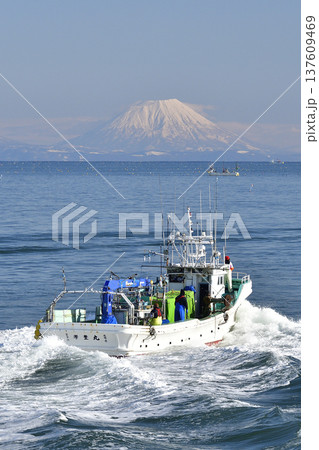 早春の北海道八雲町で噴火湾を行き来する漁船と羊蹄山の風景を撮影 137609469
