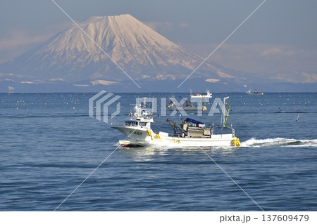 早春の北海道八雲町で噴火湾を行き来する漁船と羊蹄山の風景を撮影 早春の北海道八雲町で噴火湾を行き来する漁船と羊蹄山の風景を撮影 137609479