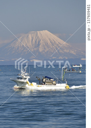 早春の北海道八雲町で噴火湾を行き来する漁船と羊蹄山の風景を撮影 137609481