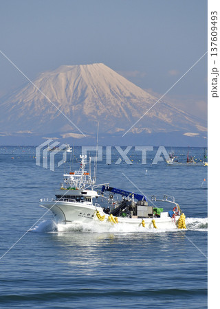早春の北海道八雲町で噴火湾を行き来する漁船と羊蹄山の風景を撮影 137609493