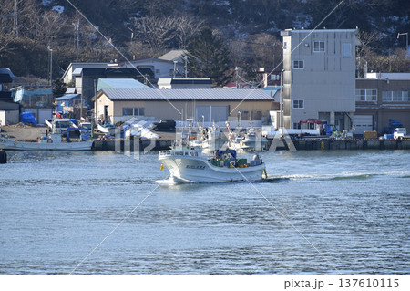 早春の北海道八雲町落部漁港を出漁する漁船の風景を撮影 137610115