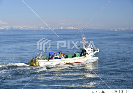 早春の北海道八雲町落部漁港を出漁する漁船の風景を撮影 早春の北海道八雲町落部漁港を出漁する漁船の風景を撮影 137610119
