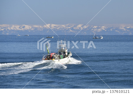 早春の北海道八雲町落部漁港を出漁する漁船の風景を撮影 早春の北海道八雲町落部漁港を出漁する漁船の風景を撮影 137610121