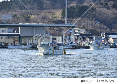 早春の北海道八雲町落部漁港を出漁する漁船の風景を撮影 137610129