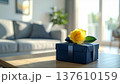 父の日の贈り物　濃紺のギフトボックスに添えられた黄色い薔薇　左側に余白のある構図 137610159