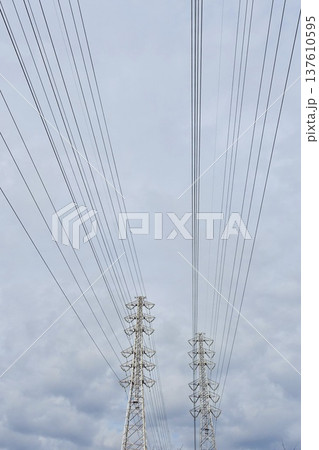 鉄塔と送電線 鉄塔と送電線 137610595