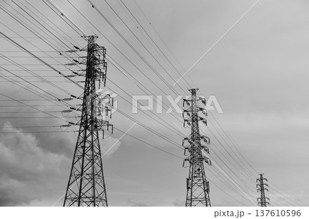 鉄塔と送電線 鉄塔と送電線 137610596