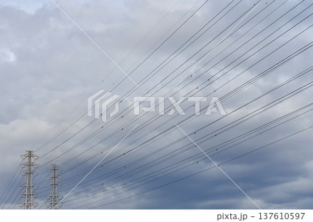 鉄塔と送電線 137610597