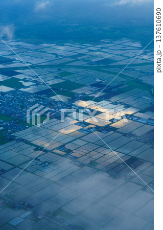 飛行機から見た初夏の水田が広がる田園風景 飛行機から見た初夏の水田が広がる田園風景 137610690