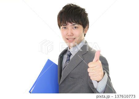 喜ぶビジネスマン 137610773
