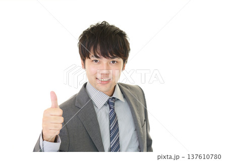 喜ぶビジネスマン 137610780
