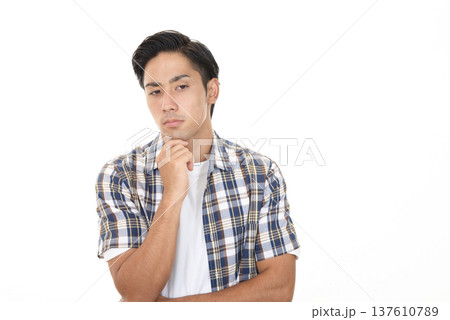 考え事をする男性 考え事をする男性 137610789