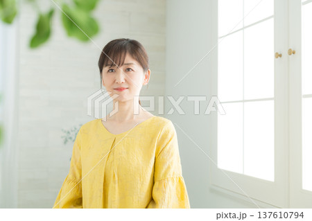 窓辺の60代女性 窓辺の60代女性 137610794