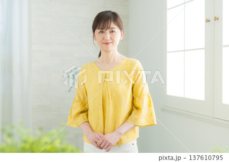 窓辺の60代女性 137610795