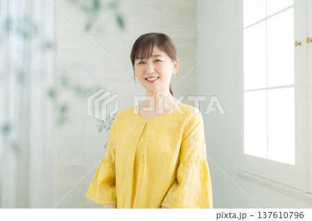 窓辺の60代女性 137610796