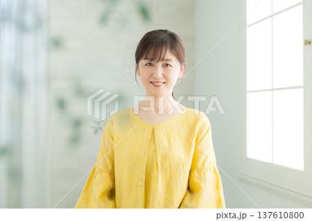 窓辺の60代女性 窓辺の60代女性 137610800
