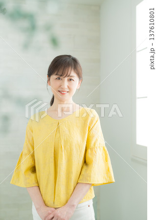 窓辺の60代女性 窓辺の60代女性 137610801