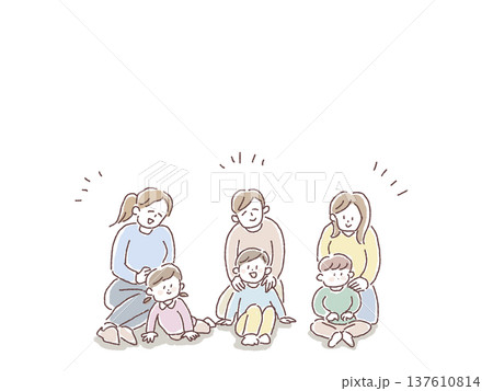 座った小さい子供と女性 137610814